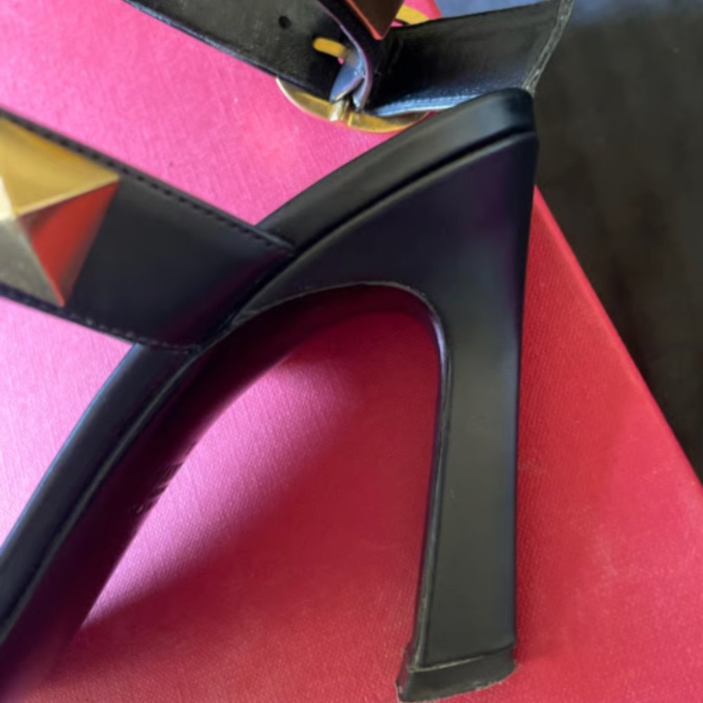 Valentino Roman Stud Black Sandals Size 7 - Picture 3 of 4